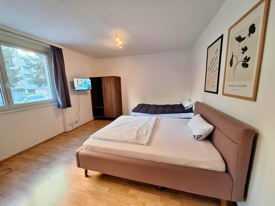 Bed, TV and multimedia, Photo of the whole room, Bedroom, wardrobe
