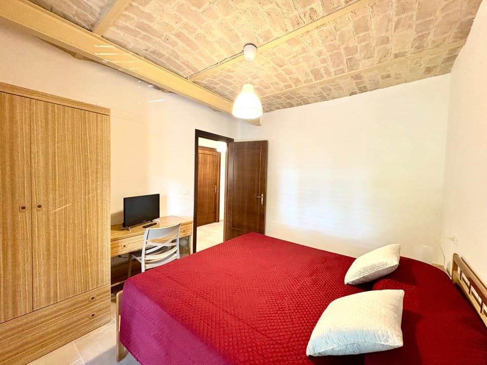 Bed, TV and multimedia, Bedroom