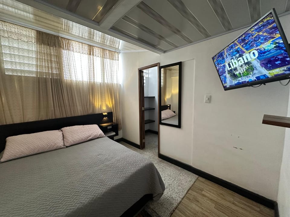 Bed, TV and multimedia, Bedroom
