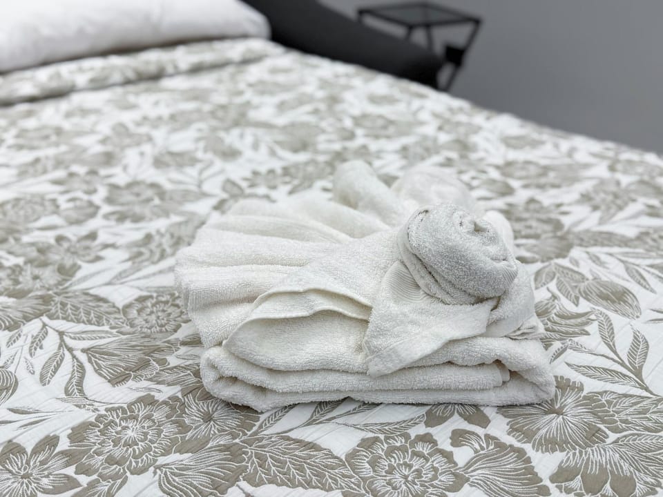 Bed, towels