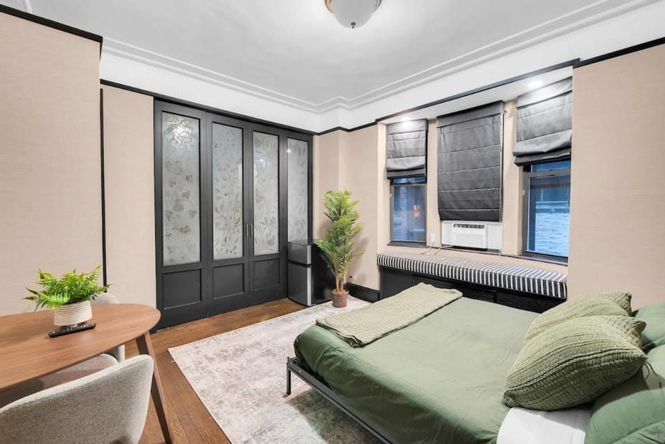 Photo of the whole room, Bedroom