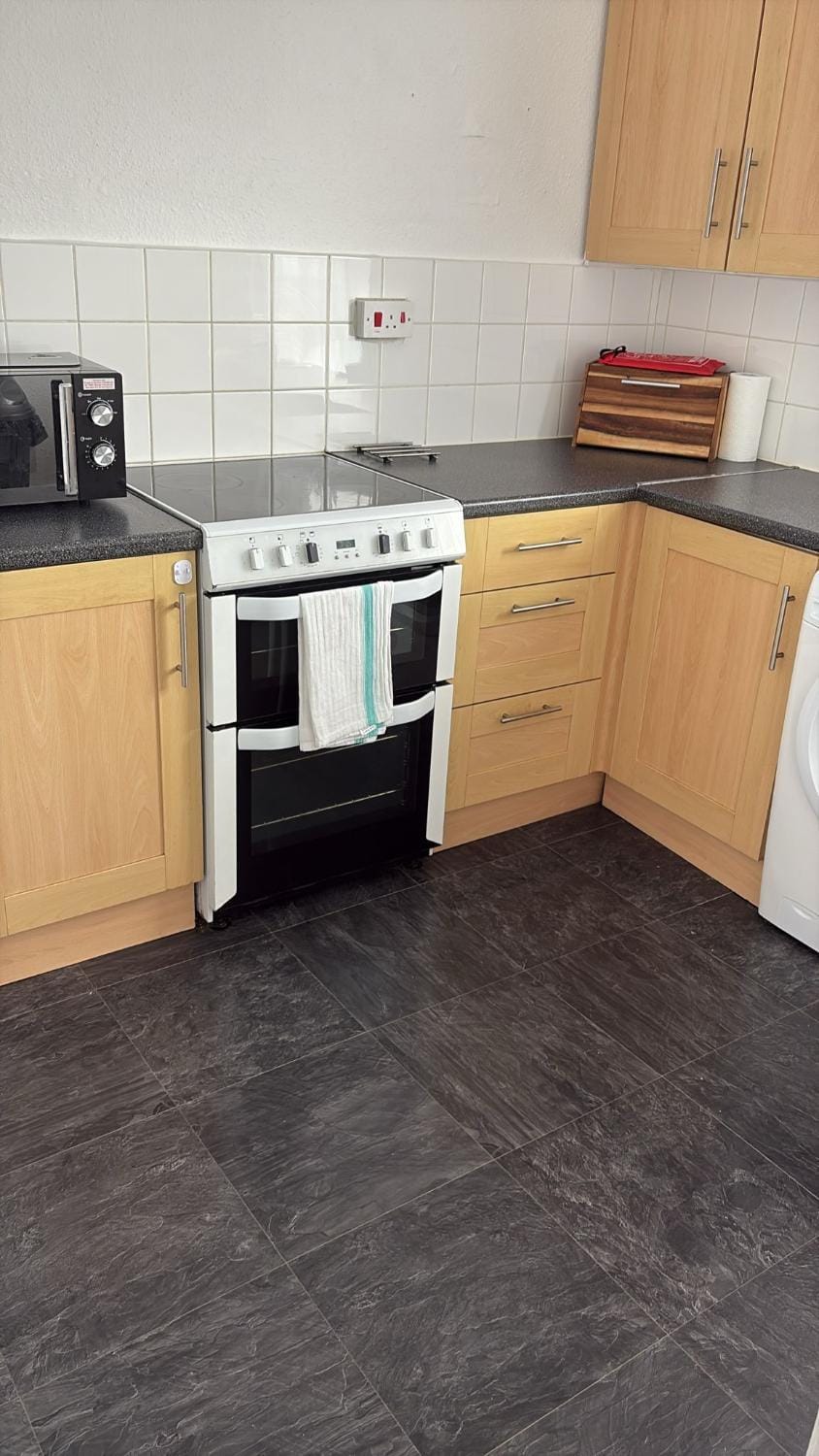 Spring Crescent Apartments - Spacious 1 Bed with Parking, Sleeps 4 Apartment in Southampton