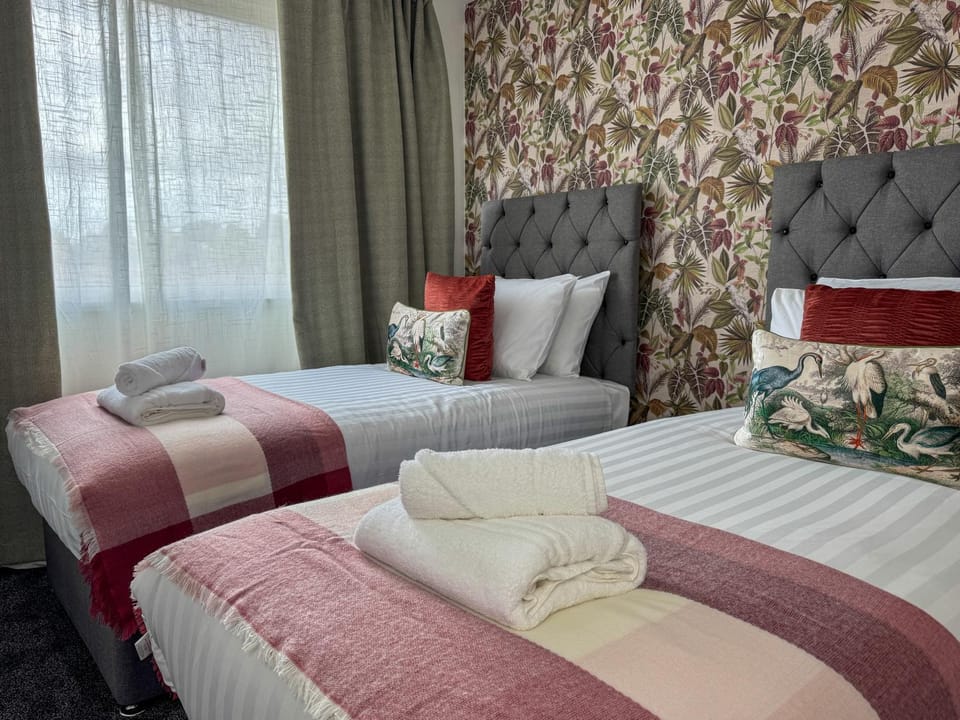 Bed, Bedroom, towels