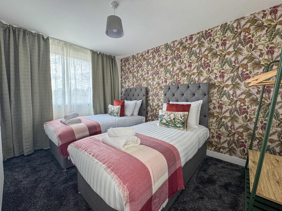 Bed, Bedroom, towels