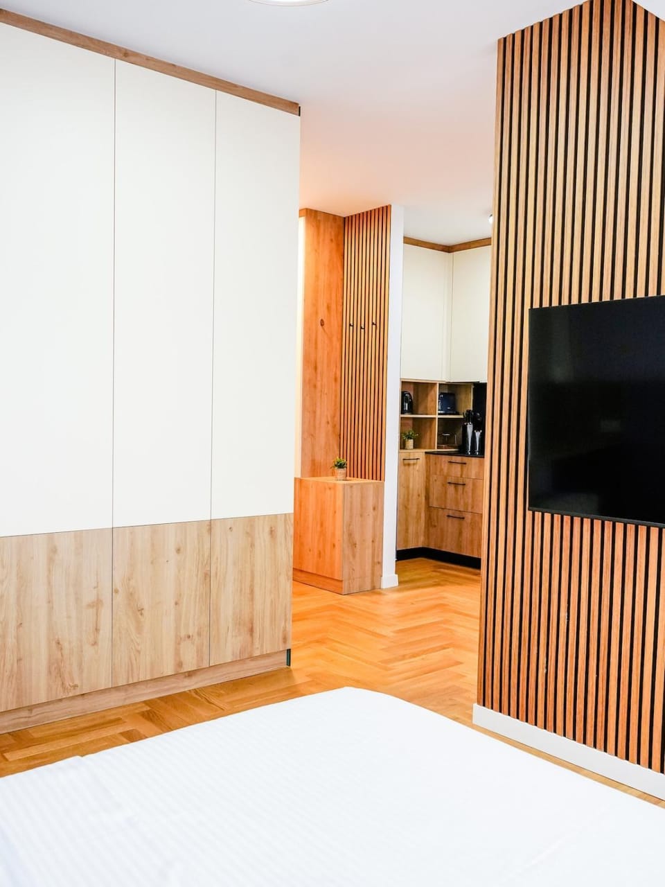 Bed, TV and multimedia, Kitchen or kitchenette, Photo of the whole room, Bedroom, wardrobe