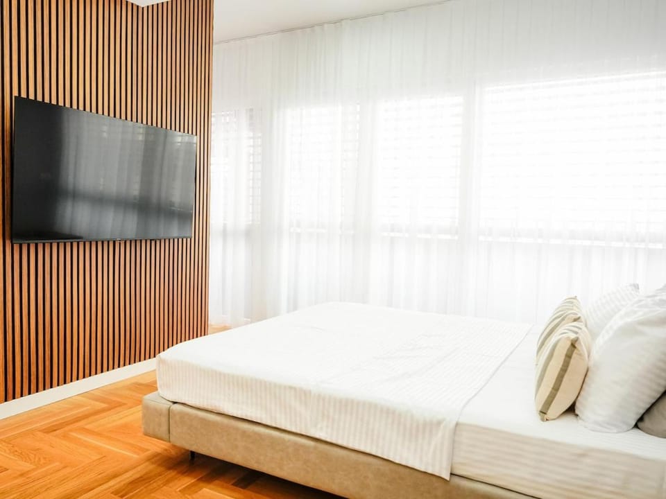 Bed, TV and multimedia, Photo of the whole room, Bedroom