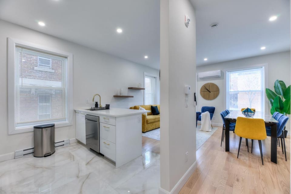 Kitchen or kitchenette, Living room, Seating area, Dining area