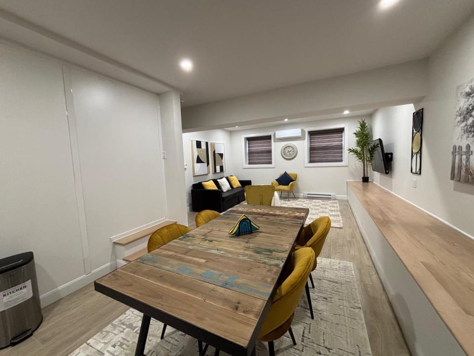 TV and multimedia, Living room, Seating area, Dining area
