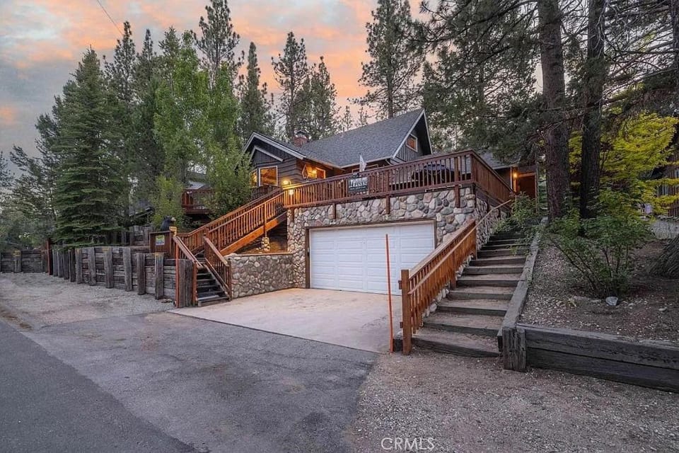 Catalina Pines - New 4 bedroom House in Big Bear Lake with Great Backyard AC Pool Table BBQ Spa Games Private House in Big Bear