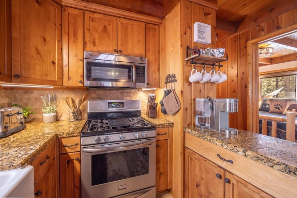Catalina Pines - New 4 bedroom House in Big Bear Lake with Great Backyard AC Pool Table BBQ Spa Games Private House in Big Bear