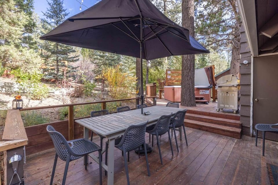 Catalina Pines - New 4 bedroom House in Big Bear Lake with Great Backyard AC Pool Table BBQ Spa Games Private House in Big Bear