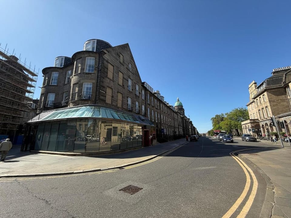 Central Edinburgh Prime Luxury Apartment in Edinburgh