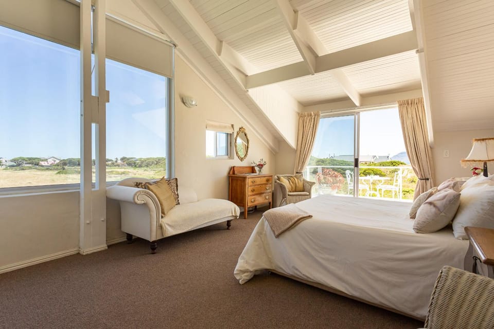 Photo of the whole room, Landmark view