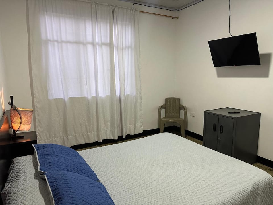 Bed, TV and multimedia, Photo of the whole room, Bedroom