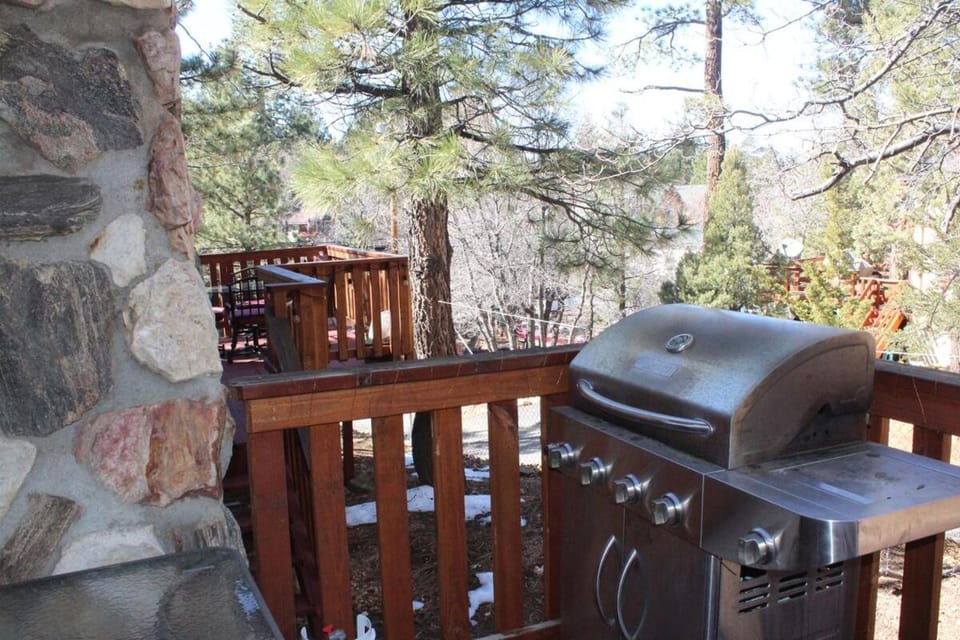Big Sugar Bear - New Charming 2 bedroom House in Big Bear with AC Deck BBQ Firepit Fireplace Private House in Southern California