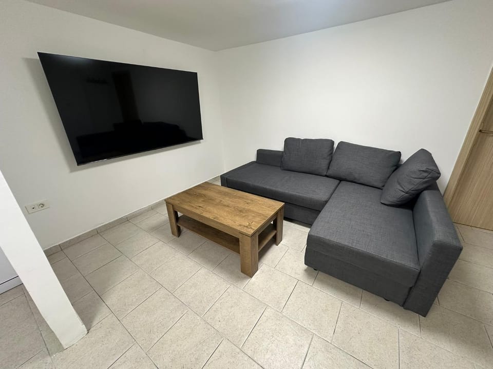 Communal lounge/ TV room, TV and multimedia, Living room, Seating area, Evening entertainment