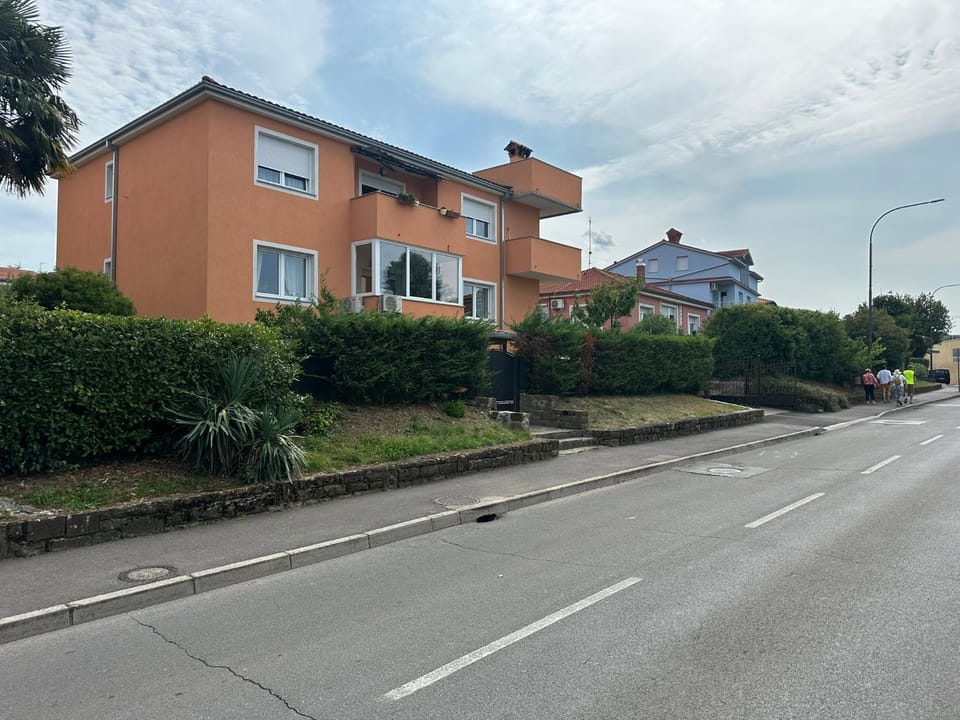 Property building, Day, Neighbourhood, Street view, Location