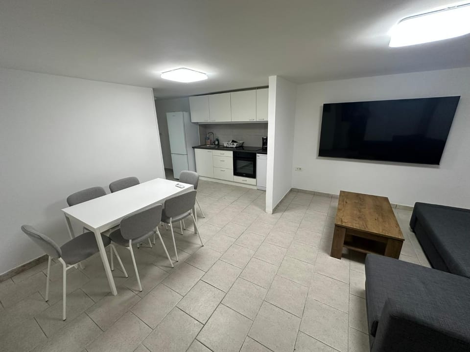 TV and multimedia, Kitchen or kitchenette, Living room, Seating area, Dining area