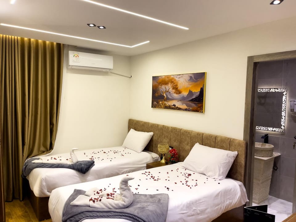 Bed, Photo of the whole room, Bedroom, air conditioner
