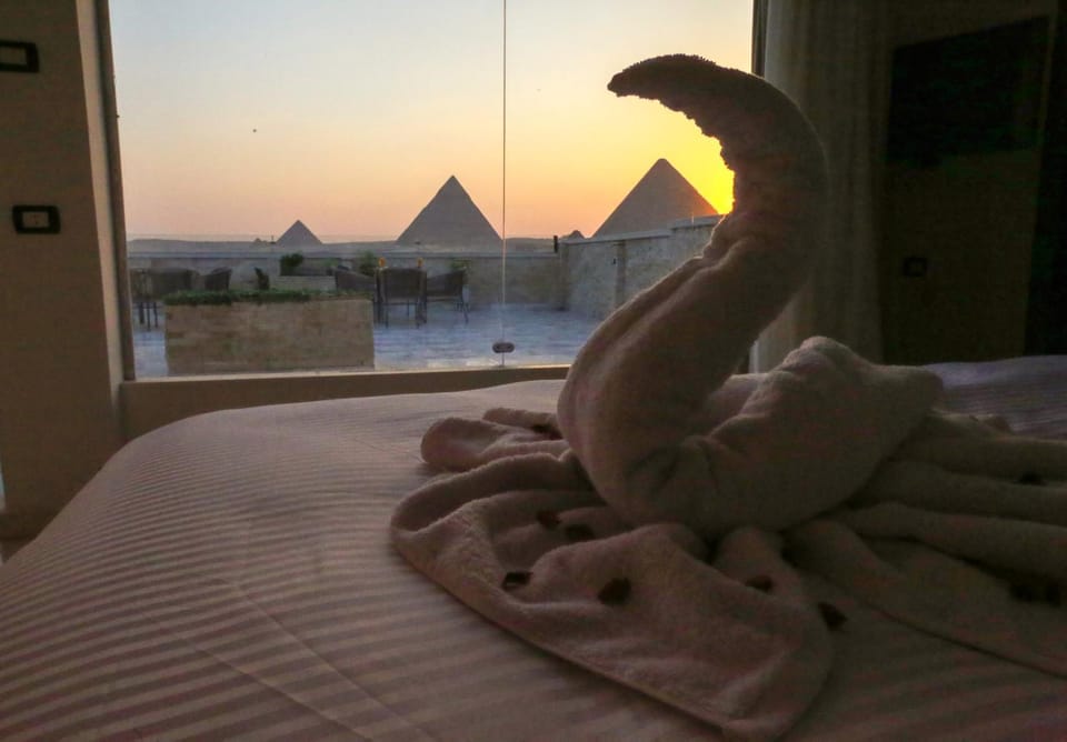 Natural landscape, Photo of the whole room, Mountain view, Sunrise, Sunset