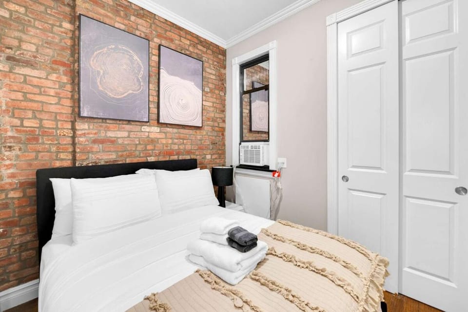 Bedroom, towels