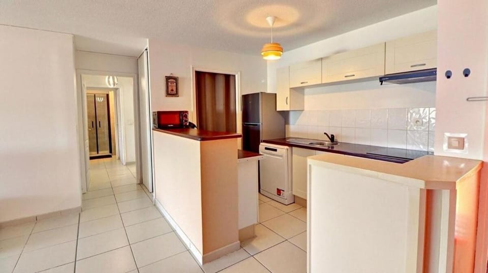 Kitchen or kitchenette, dishwasher