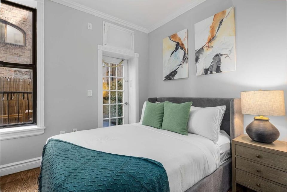 Bed, Photo of the whole room, Decorative detail, Bedroom