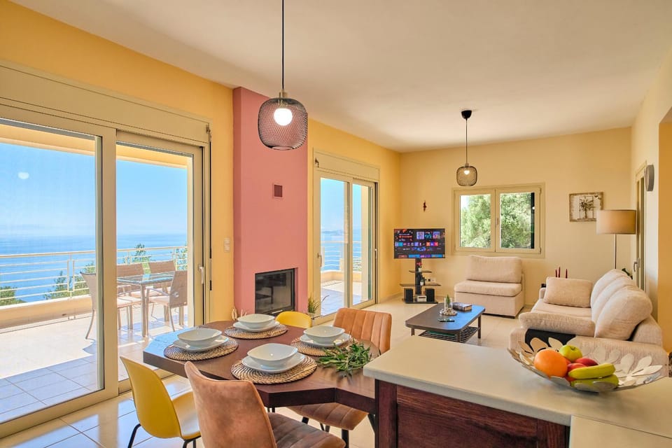 Communal lounge/ TV room, Natural landscape, TV and multimedia, Living room, Food and drinks, Seating area, Dining area, Evening entertainment, Food, Sea view
