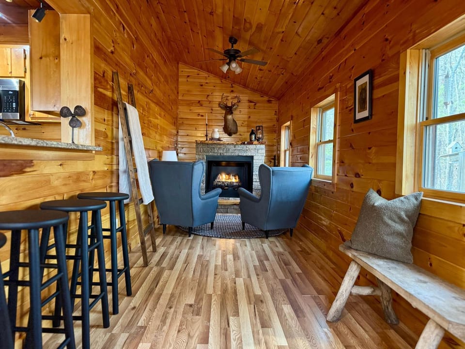 The Tree House- Wifi- Firepit- 2 Fireplaces-Garden Tub-Free Activities House in Morganton