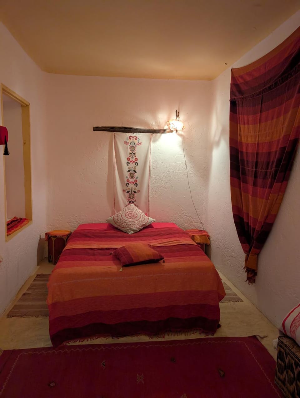 Toilet, Bed, Bathroom, Photo of the whole room, Bath