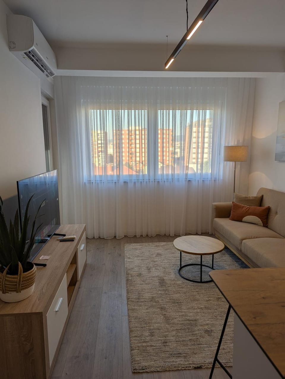 Communal lounge/ TV room, TV and multimedia, Living room, Seating area, Evening entertainment, air conditioner