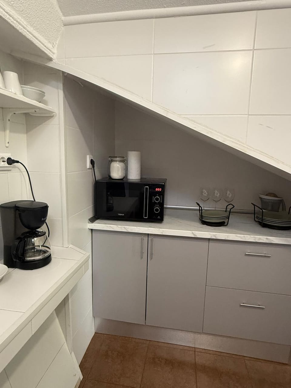 Coffee/tea facilities, microwave