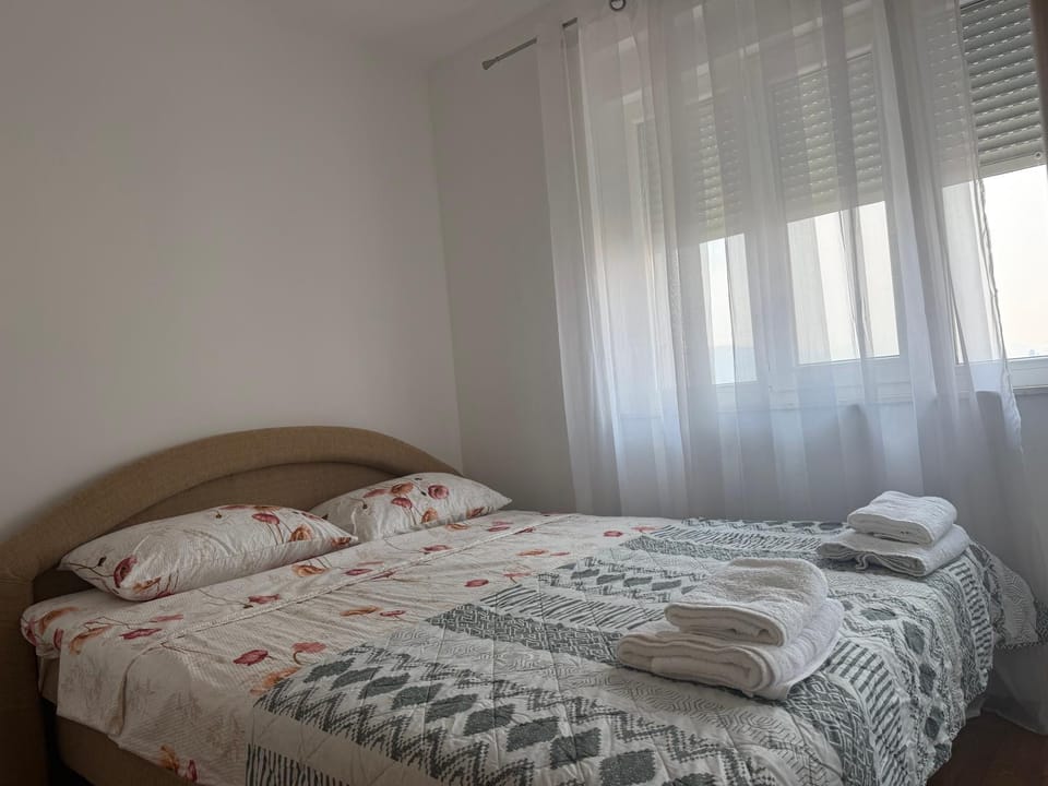 Bed, Photo of the whole room, Bedroom, Mountain view, River view, towels