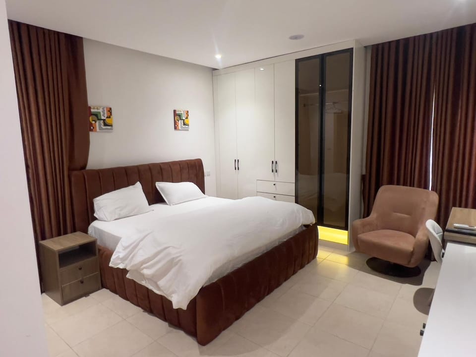 Bed, TV and multimedia, Photo of the whole room, Seating area, Bedroom, wardrobe