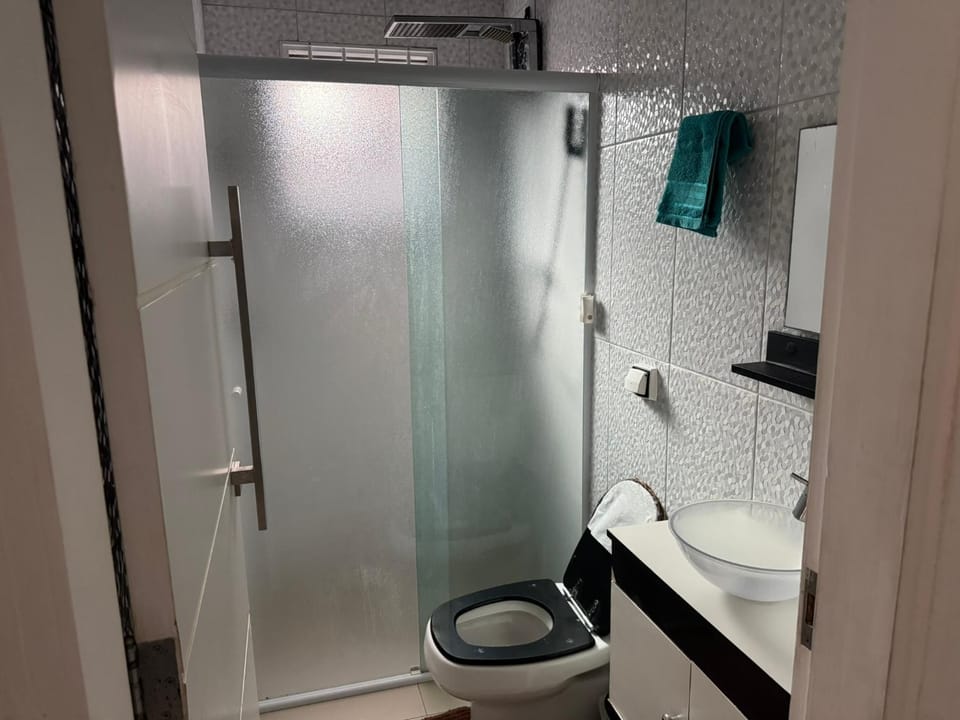 Shower, Toilet, Bathroom, towels