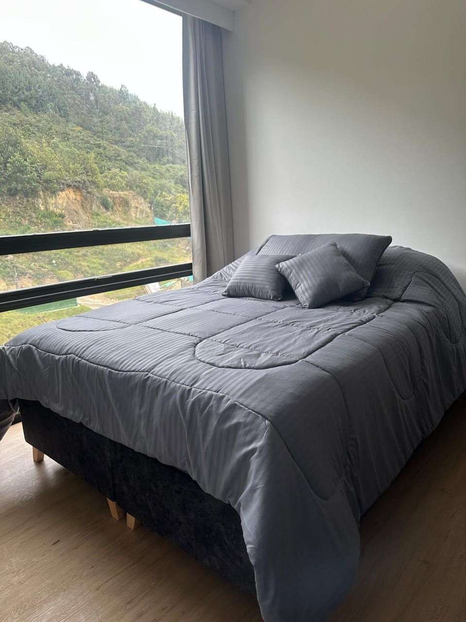 Bedroom, Mountain view