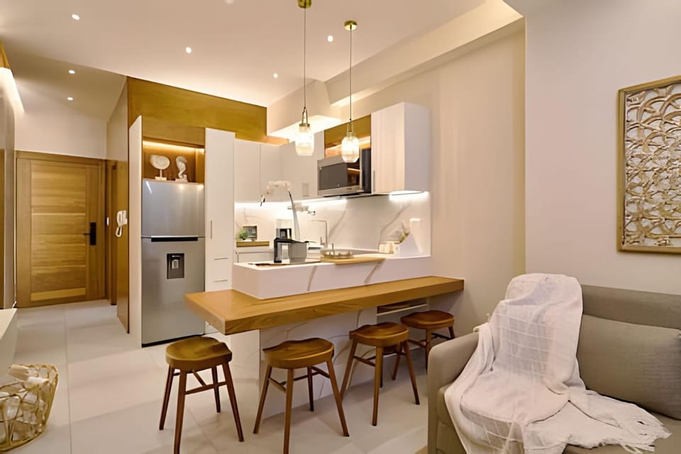 Kitchen or kitchenette, Dining area