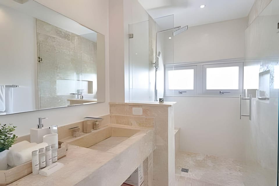 Shower, Toilet