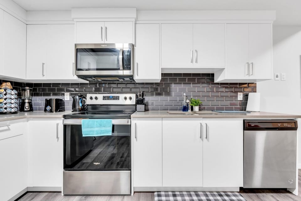 Kitchen or kitchenette, oven