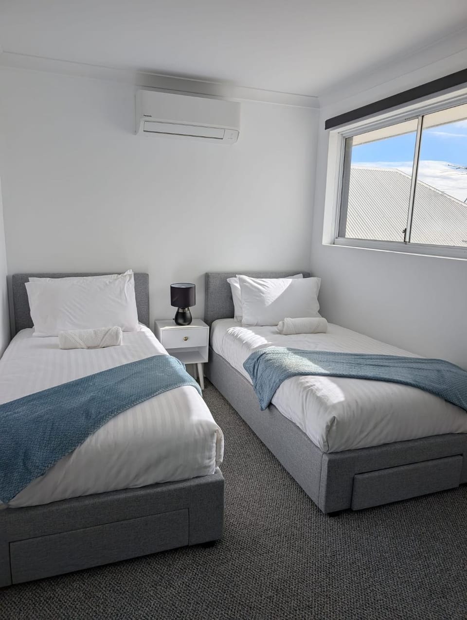 Bed, Photo of the whole room, Bedroom, air conditioner