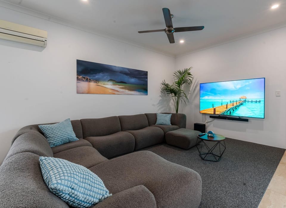 Communal lounge/ TV room, TV and multimedia, Living room, Seating area, Evening entertainment, air conditioner