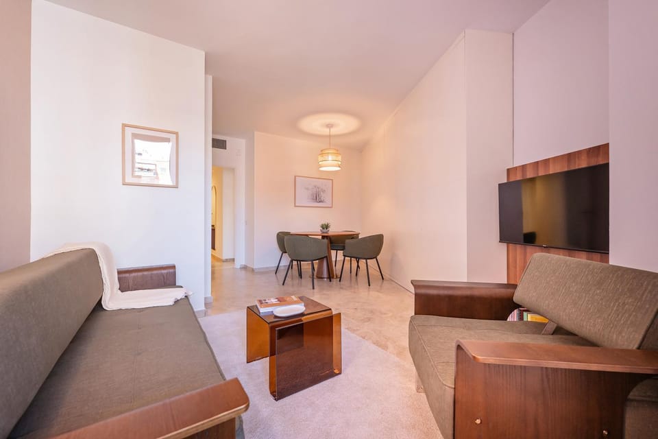 TV and multimedia, Living room, Seating area, Dining area