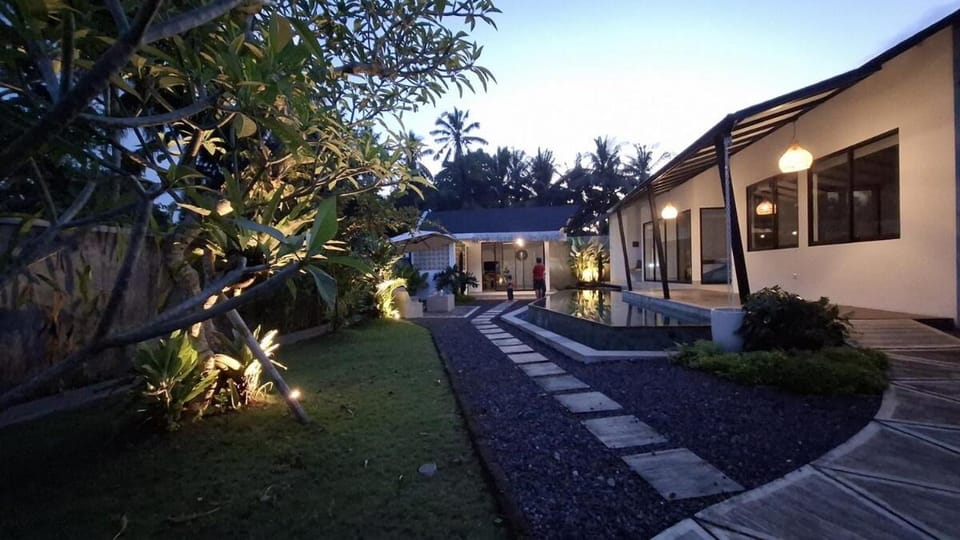 Property building, Garden, Swimming pool