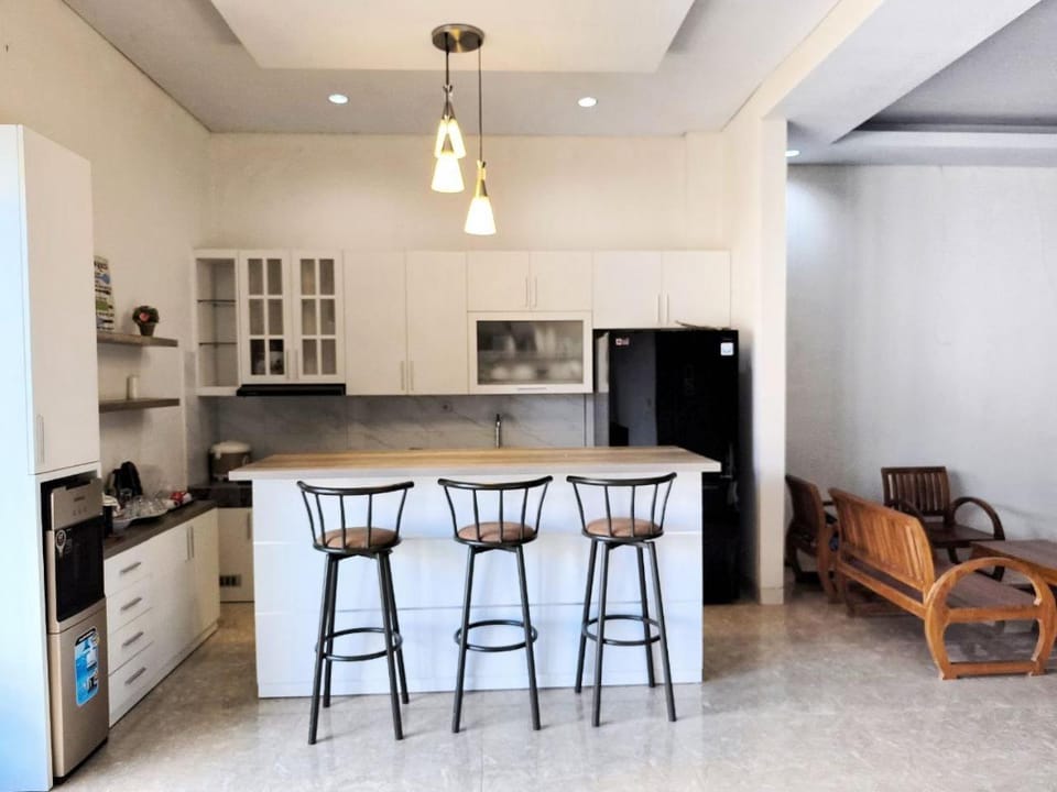 Kitchen or kitchenette, minibar
