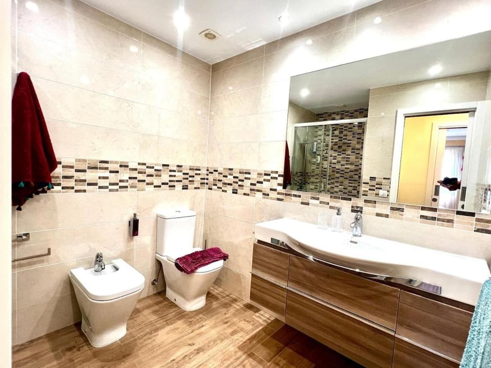 Toilet, Bathroom, bidet, towels