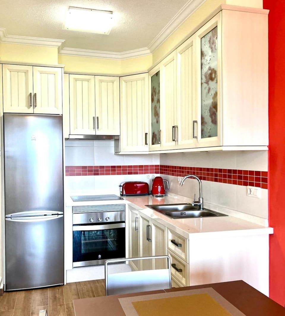 Coffee/tea facilities, Kitchen or kitchenette, oven, toaster