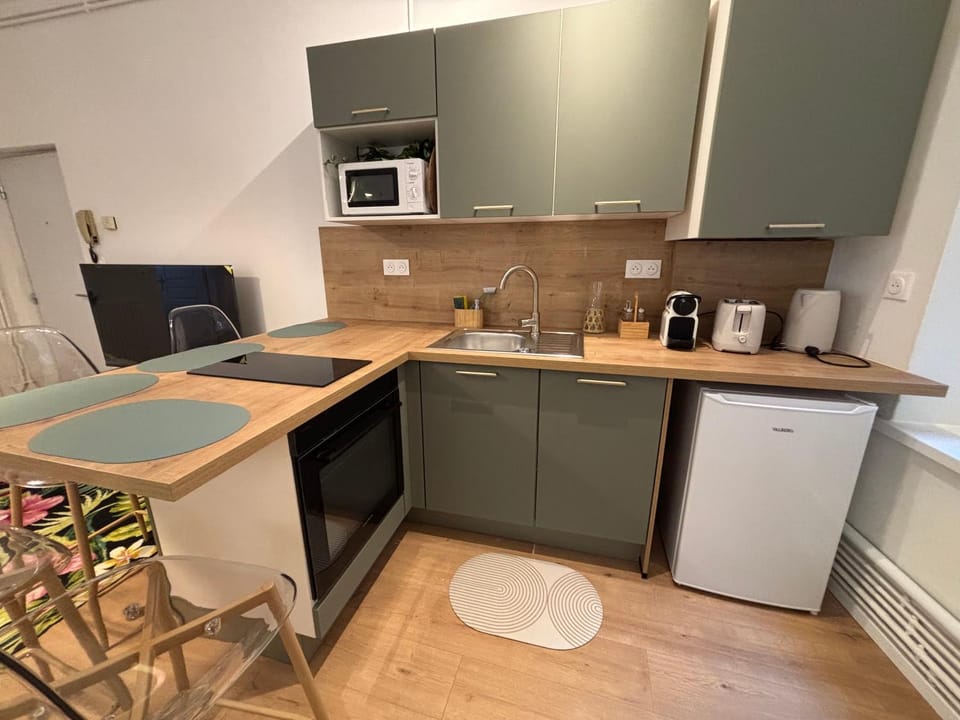 Coffee/tea facilities, Kitchen or kitchenette, dishwasher, oven, toaster