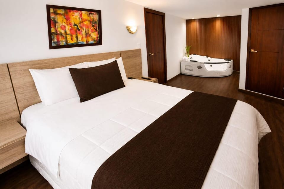 Toilet, Bed, Bathroom, Photo of the whole room, Bedroom, Breakfast, Bath, towels
