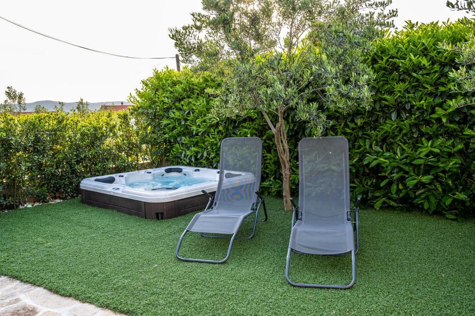 Garden, Hot Tub