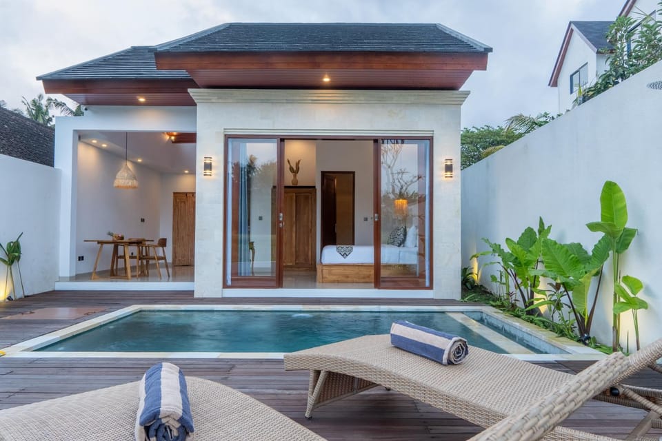 Patio, Day, Pool view, Swimming pool, sunbed